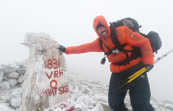 D. Lacko na vrhu Dinare dio Welcome izlozbe foto Luka Tambaca