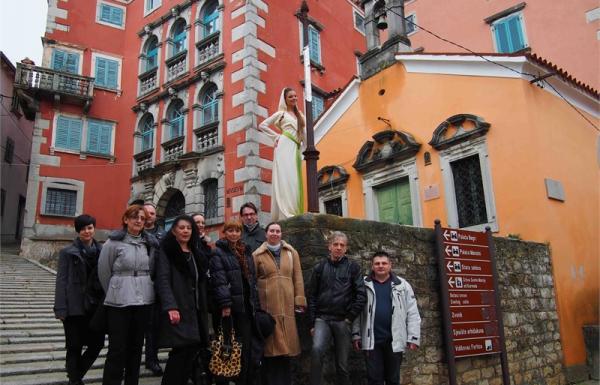 Studijska grupa novinara ispred Narodnog muzeja Labin