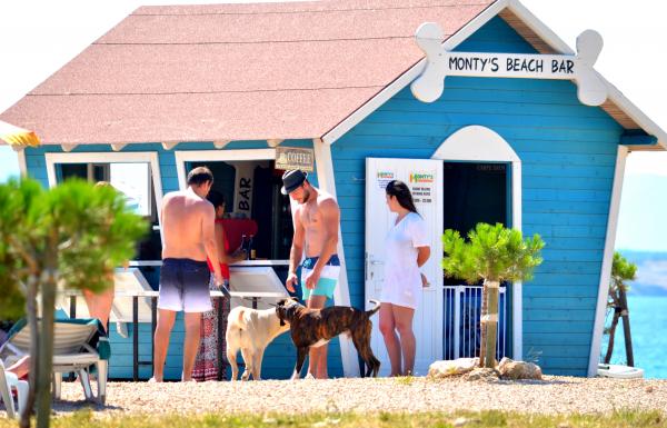 Monty's dog beach & bar Rab