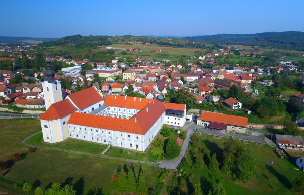 Franjevački samostan u Cerniku