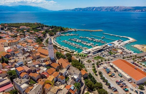Novi Vinodolski i Marina Novi sa strane Bribira - autor Studio Saršon