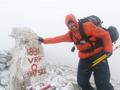 D. Lacko na vrhu Dinare dio Welcome izlozbe foto Luka Tambaca