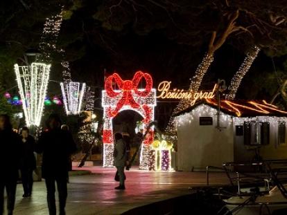 Facebook Božićni grad - Makarska