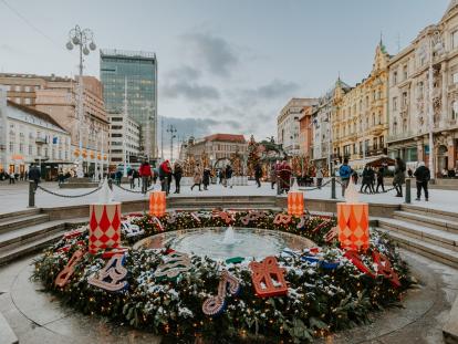 Zagrebački solisti, koncertom koji će se održati danas točno u podne u Oktogonu, najavljuju ovogodišnji Advent Zagreb, čije je službeno otvorenje zakazano za subotu, 2. prosinca. Tako će se kroz „zagrijavanje“, uz zvuke Vivaldija, Bacha, Čajkovskog i poznate međunarodne božićne pjesme, sve pripremiti za subotu kada će se, kao i svake godine, upaliti prva adventska svijeća na Trgu bana Jelačića u 16:30, a zatim slijedi otvorenje ostalih adventskih lokacija