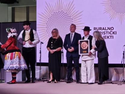 U četvrtak, 30. studenoga, u Osijeku je održana svečanost dodjele nacionalnih nagrada „Suncokret ruralnog turizma Hrvatske – Sunflower Award“ na kojoj je Hrvatska udruga za turizam i ruralni razvoj „Klub članova Selo“ po jedanaesti put dodijelila nagrade najboljima u osam kategorija