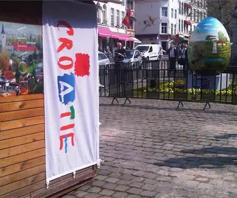 HTZ mini kuca uz hrvatsku pisanicu u Bruxellesu (2)