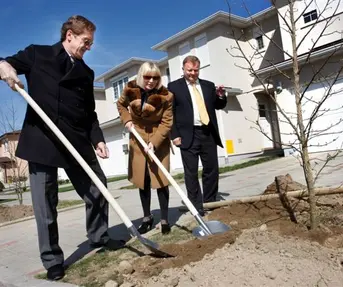 Niko Bulic prilikom sadnje drveca u sklopu stozera Volim Hrvatsku u Zapresicu 2012