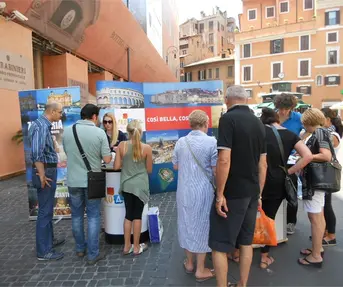 Piazza San Lorenzo in Lucina 