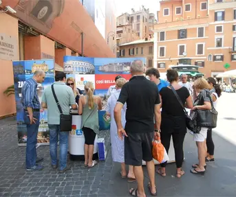 Piazza San Lorenzo in Lucina 