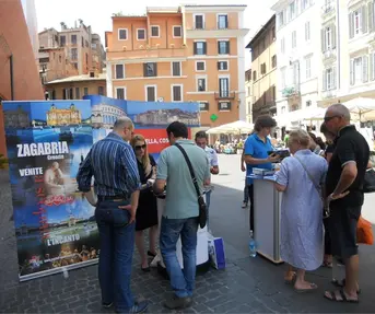 Piazza San Lorenzo in Lucina 