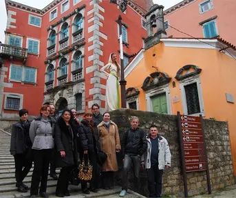 Studijska grupa novinara ispred Narodnog muzeja Labin