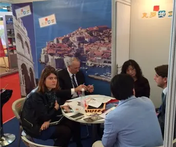 direktor Ivicic i ministar Lorencin na sajmu u Shanghaiju u razgovoru s partnerima