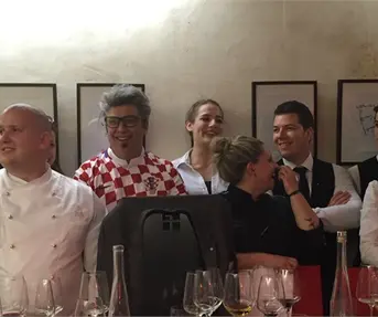 Chef Dorand u kockastoj majici s ekipom iz Jadranke