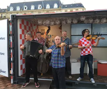 Kraljevi ulice ispred Hrvatskog paviljona